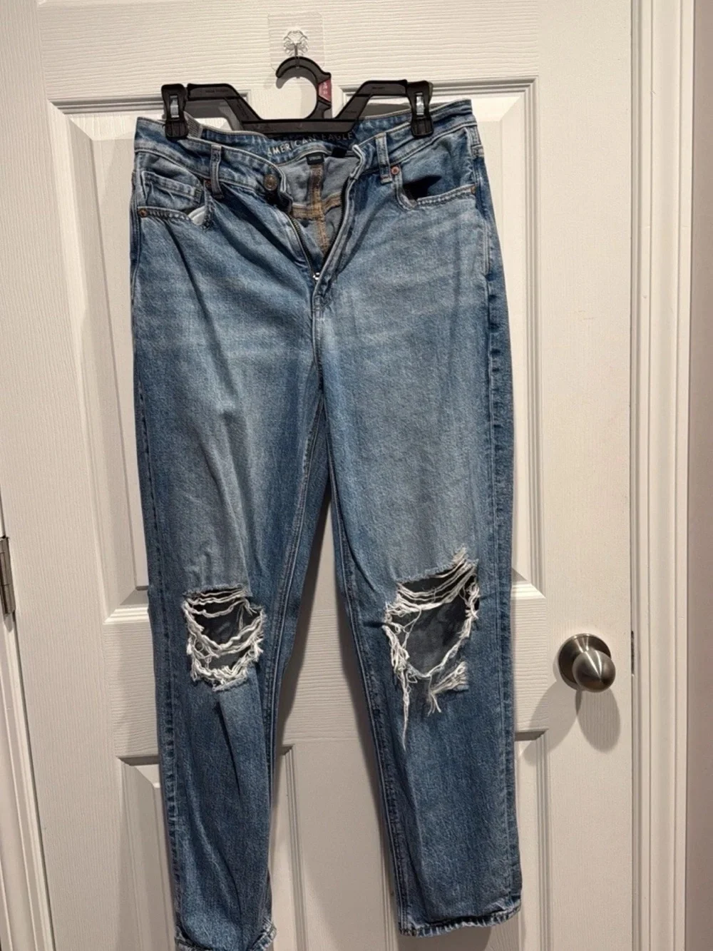 American Eagle barrel strigid Distressed Women’s Jeans size 8